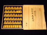 梢月作三玉影水菱湖薩摩黄楊孔雀杢彫将棋駒/新品桐平箱付(KS1151)